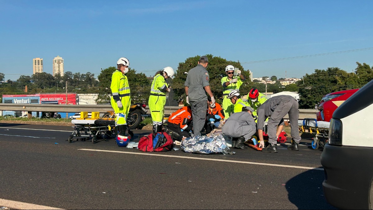 Motociclista fica em estado grave após atingir traseira de van, cair e ser atropelado na Anhanguera