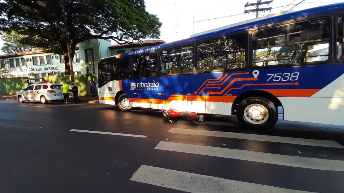 Batida entre moto e ônibus do transporte público interdita faixa da avenida Francisco Junqueira