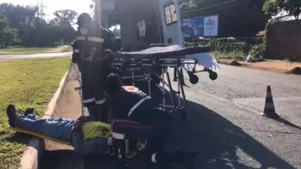 Mototaxista é socorrido após cair na Via Norte em Ribeirão Preto