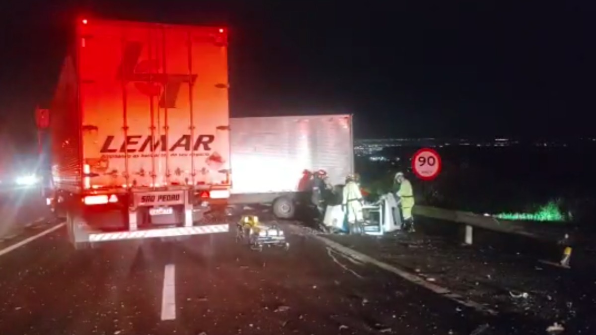 Acidente Entre Três Caminhões Deixa Uma Pessoa Morta E Outra Em Estado Grave Na Anhanguera Um 