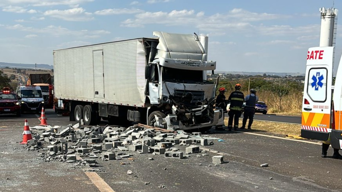 Acidente entre caminhões deixa motorista preso às ferragens e muito trânsito no Anel Viário Norte