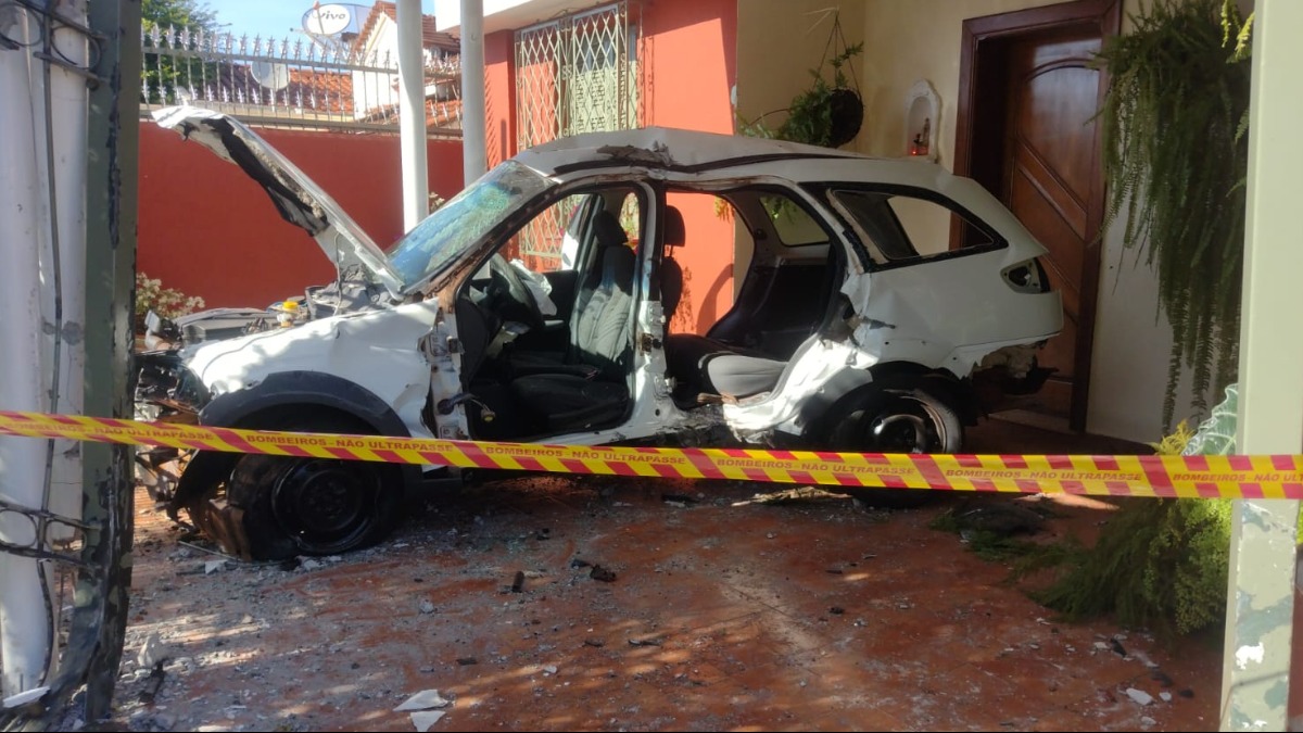 Moradora afirma que acidentes são normais em cruzamento onde carro invadiu uma casa na Vila Tibério