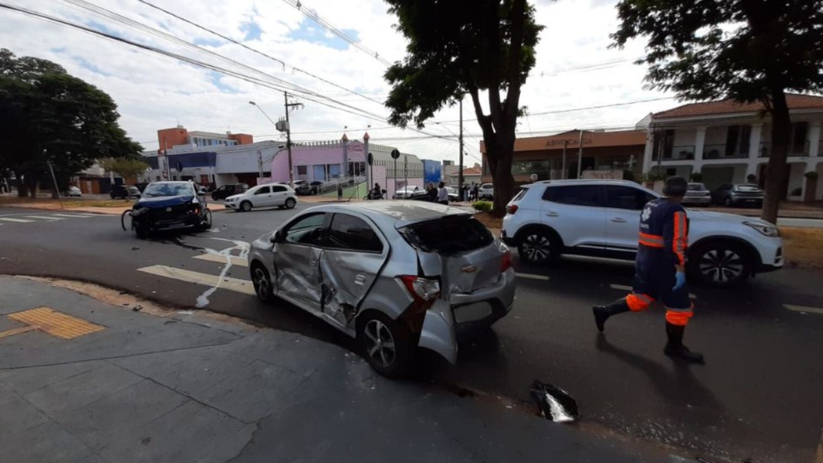 Acidente no cruzamento entre a avenida Nove de Julho e a rua Casemiro de Abreu dificulta o trânsito