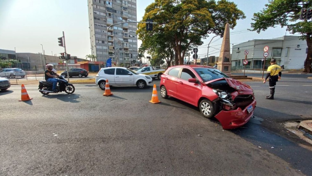 Batida entre dois carros deixa uma pessoa ferida em cruzamento na avenida Nove de Julho