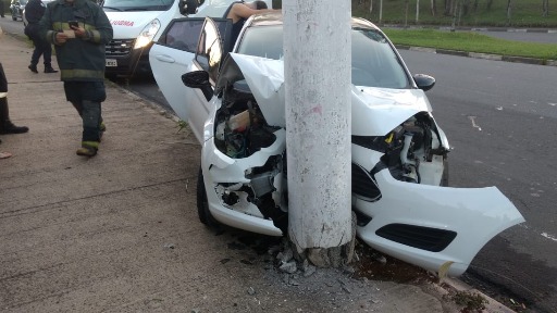 Carro bate em poste e três pessoas ficam feridas