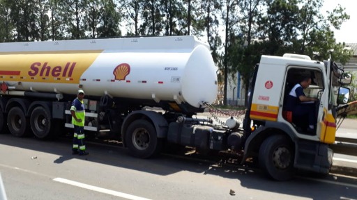 Caminhão de combustível bate em defensa metálica na rodovia