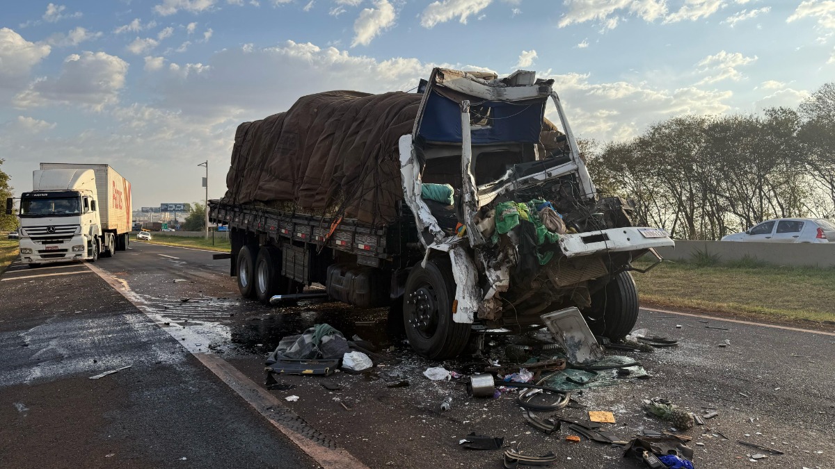 Acidente envolvendo quatro caminhões e um carro deixa feridos e interdita a rodovia Anhanguera