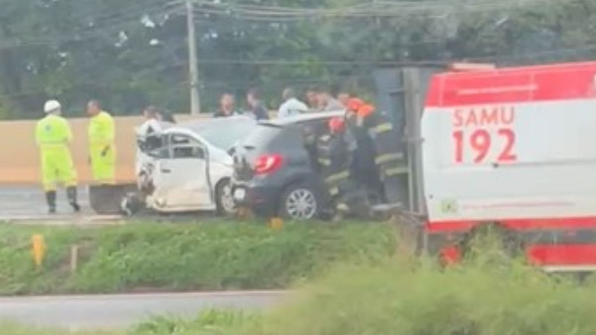 Acidente entre quatro carros e um caminhão deixa duas pessoas em estado grave em Sertãozinho