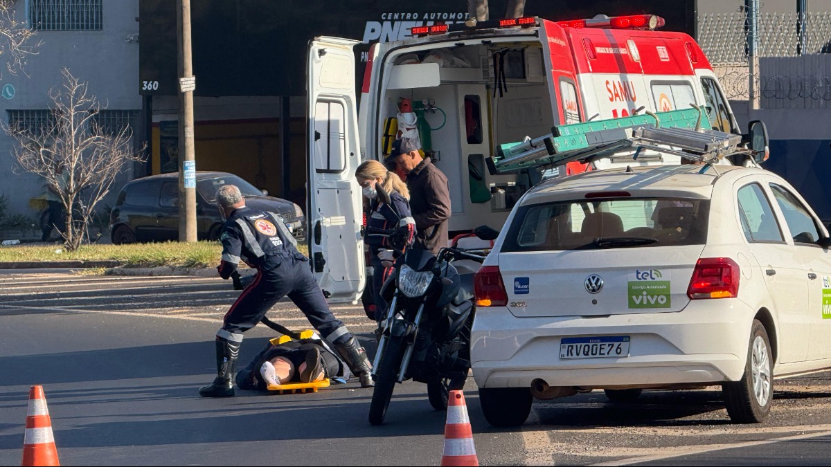 Motociclista fica ferida após ser atingida por carro na rotatória da Thomaz Alberto Whately
