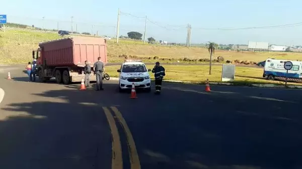 Motociclista morre após acidente com caminhão na SP-310