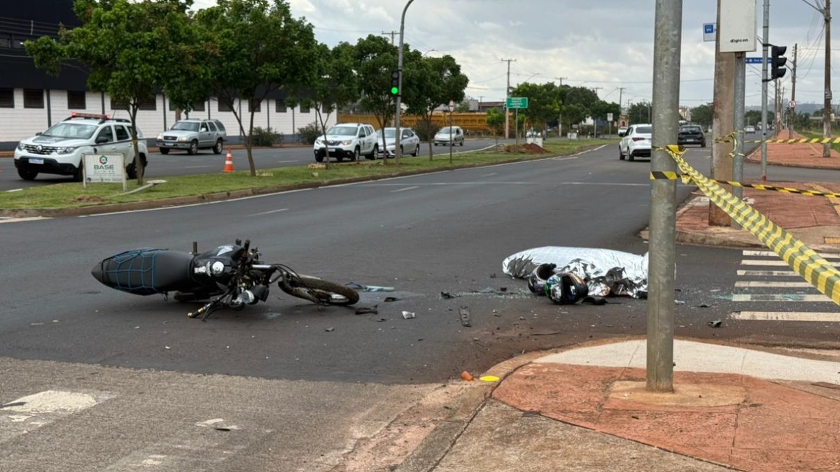Motociclista morre após bater na lateral de carro em frente ao aeroporto Leite Lopes, em Ribeirão