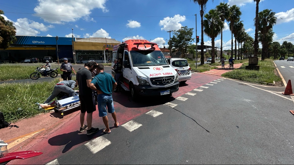 Motociclista fica ferido após ser atingido por carro na Via Norte