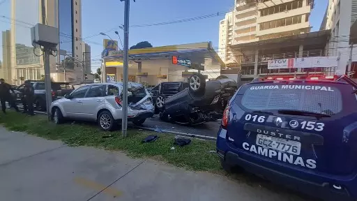 Perseguição termina com carro capotado e adolescentes apreendidos na Norte-Sul