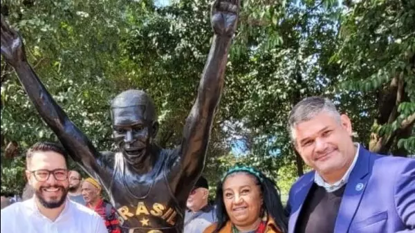 Bicampeão olímpico Adhemar Ferreira da Silva ganha estátua em São Paulo