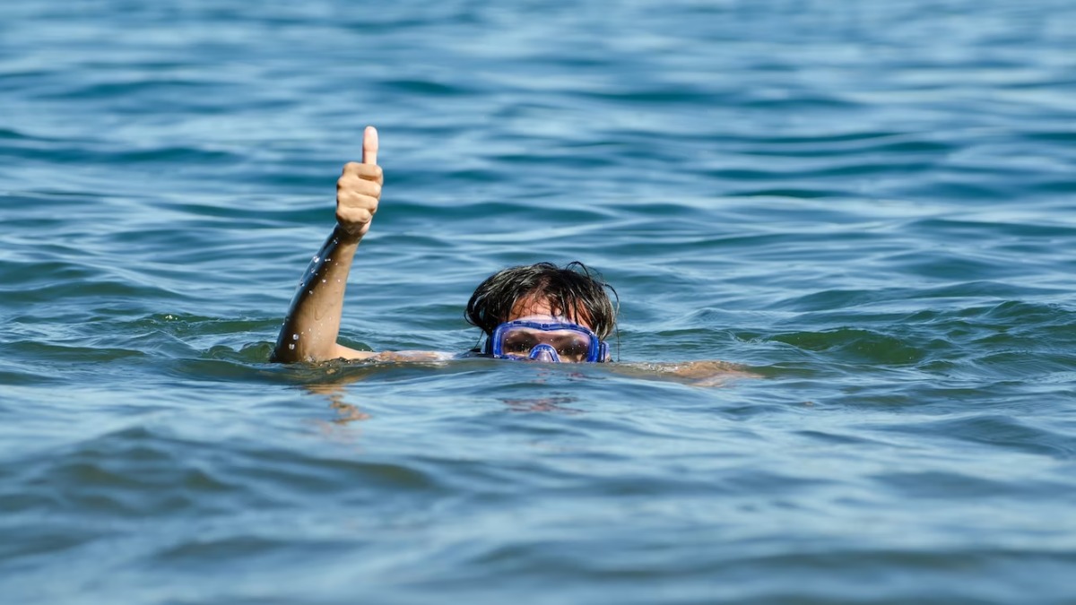Risco de afogamento aumenta no verão, quando as famílias visitam praias e piscinas. (Foto: Reprodução/ Freepik) 