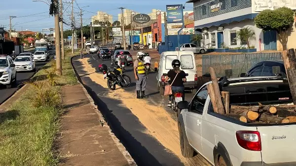 Em Araraquara, óleo interdita via e causa lentidão no trânsito