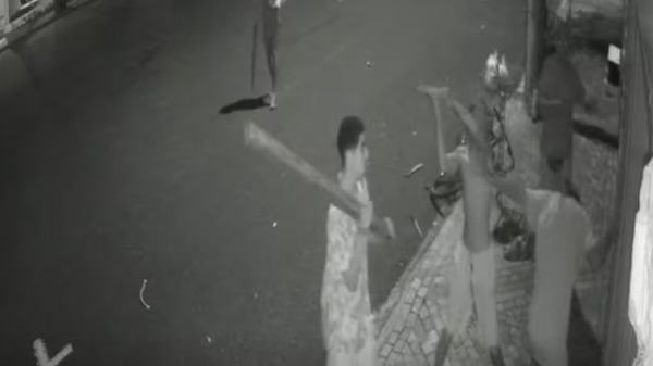 Câmera se segurança flagrou agressões a morador em situação de rua em Batatais, - Foto: Reprodução/Câmera de segurança
