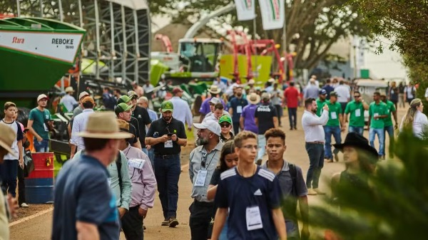 Público caminha pelas ruas da Agrishow 2024, a maior feira de tecnologia para o agro do país, em Ribeirão Preto, SP - Foto: Érico Andrade/g1