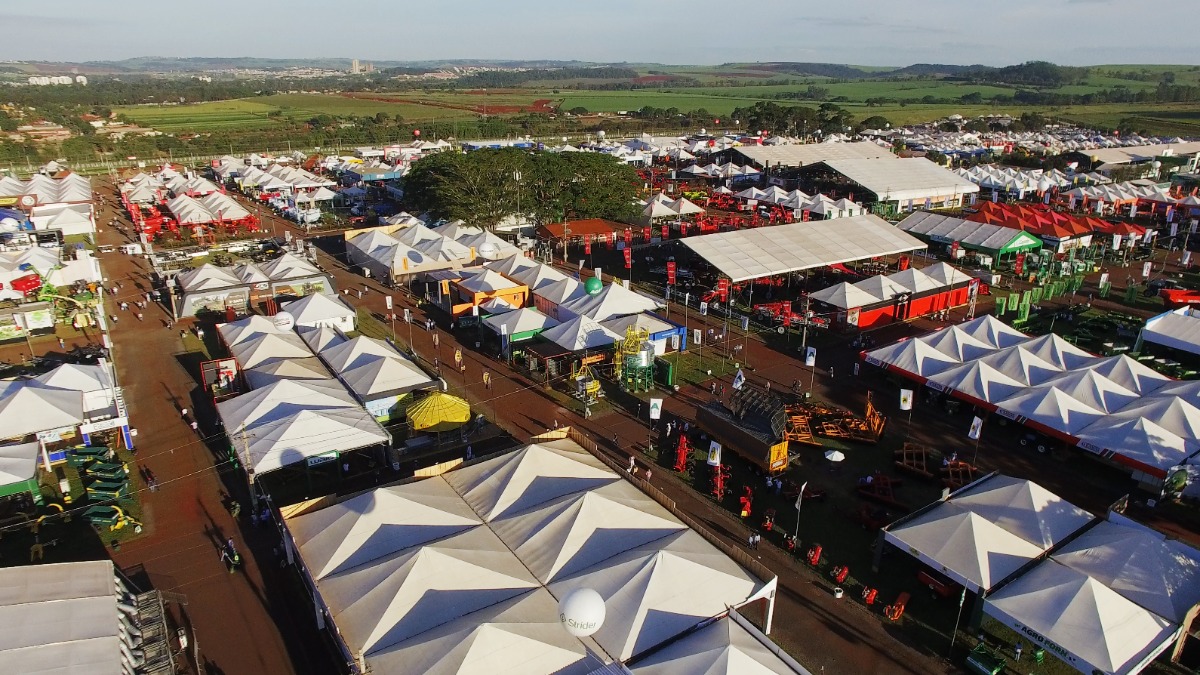 Agrishow também proporciona a oportunidade de testar caminhonetes e carros em circuitos na feira