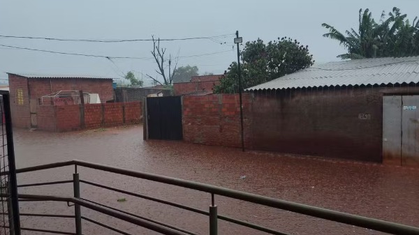 Comunidade da Locomotiva alagada com chuva forte em Ribeirão Preto, SP, neste sábado (13) - Foto: Arquivo pessoal