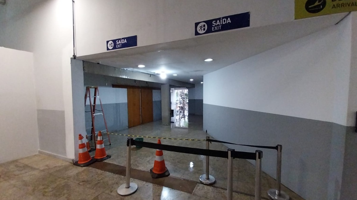 Temporal causa alagamentos na área de embarque e desembarque do Aeroporto Leite Lopes