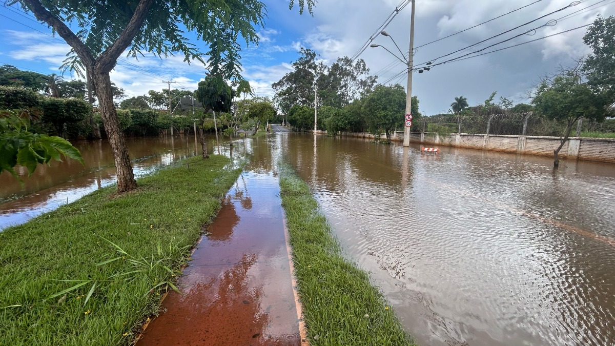 Avenida Paschoal Innechi segue interdita após ficar alagada desde ontem (7)