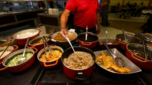 Vai comer fora? Como se alimentar de maneira saudável mesmo não estando em casa?