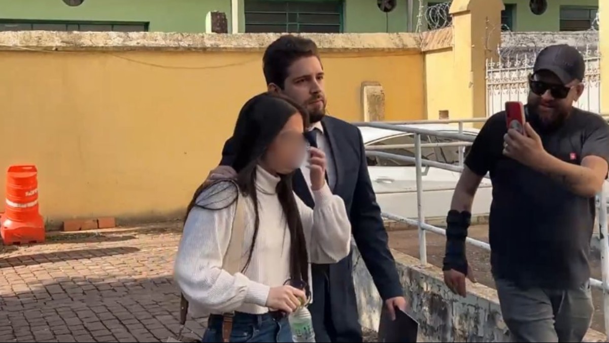Amante de marido de professora envenenada chega à delegacia para prestar depoimento