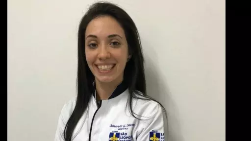 Aluna de medicina sente falta do "olho no olho" com professor