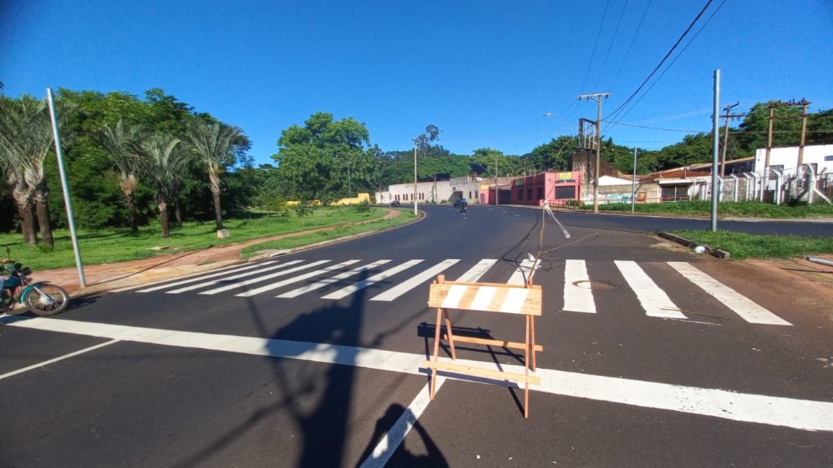 Buraco interdita faixa da direita e atrapalha fluxo de veículos na Rotatória Amin Calil