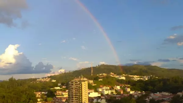 Fonoaudióloga registra arco-íris no final da tarde em Amparo