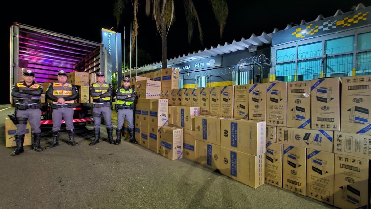 Polícia Rodoviária apreende carga de 70 mil maços de cigarros contrabandeados