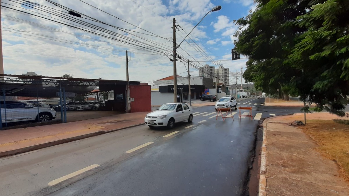 Vazamento de esgoto deixa pista escorregadia e avenida Nove de Julho tem interdições nesta quarta (3)
