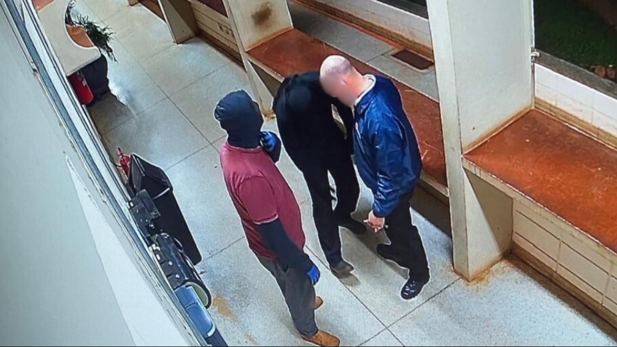 Criminosos armados fazem funcionários de hospital reféns e roubam medicamentos de alto custo