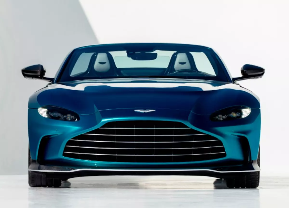 O Aston Martin V12 Vantage Roadster tem produção limitada  em 249 unidades (Divulgação) 