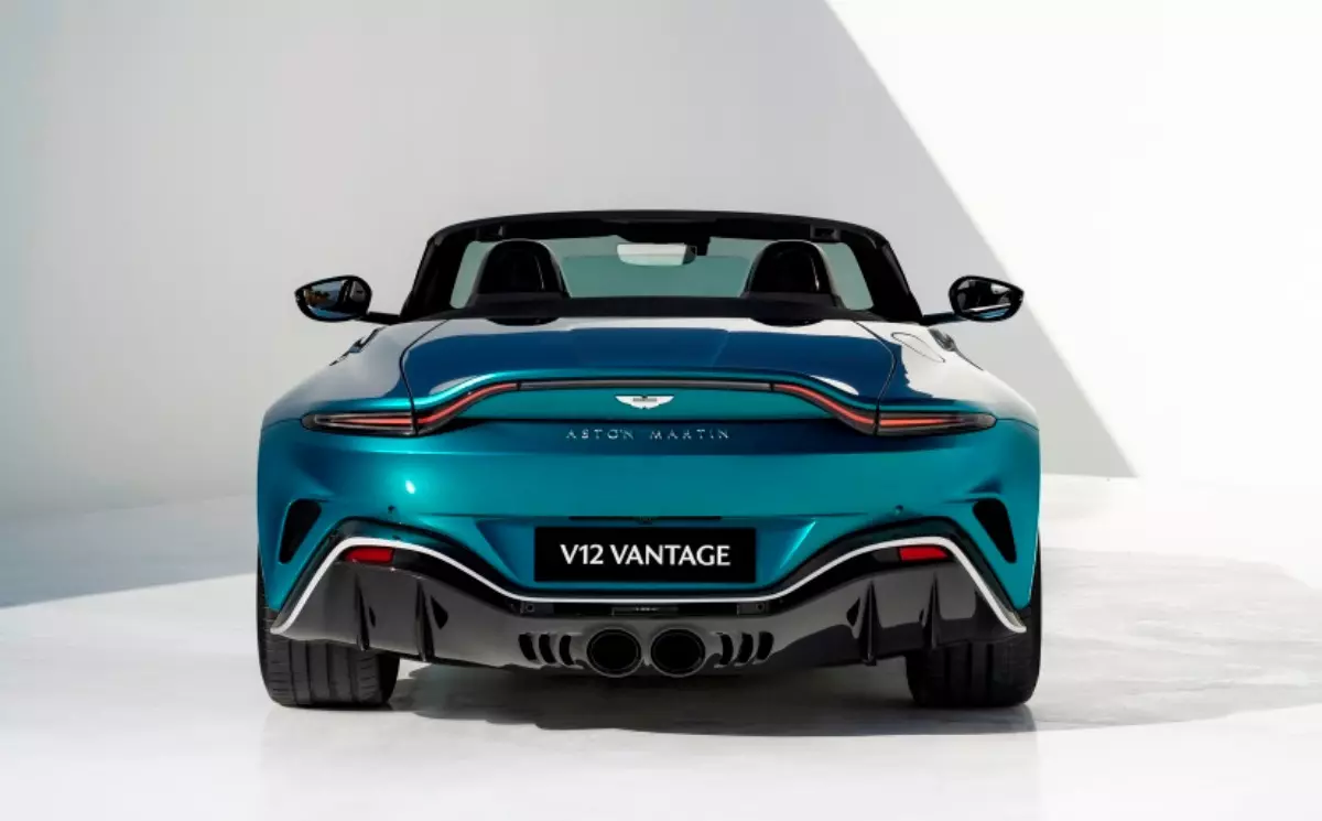 O Aston Martin V12 Vantage Roadster chega a 320 quilômetros por hora (Divulgação) 