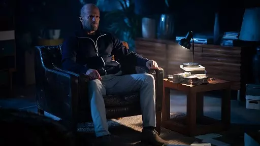 Jason Statham representa a ira do homem em "Infiltrado"