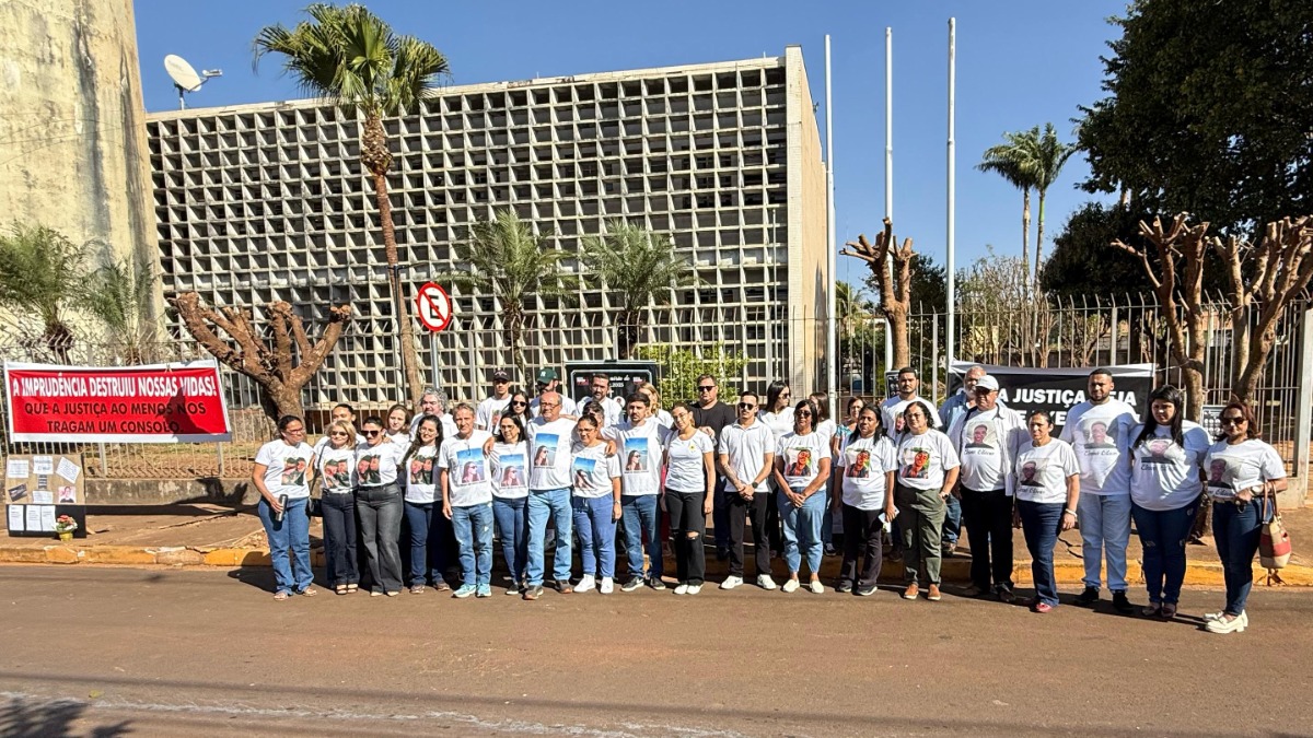 Familiares de vítimas do acidente na Waldir Canevari fazem manifestação em frente ao fórum