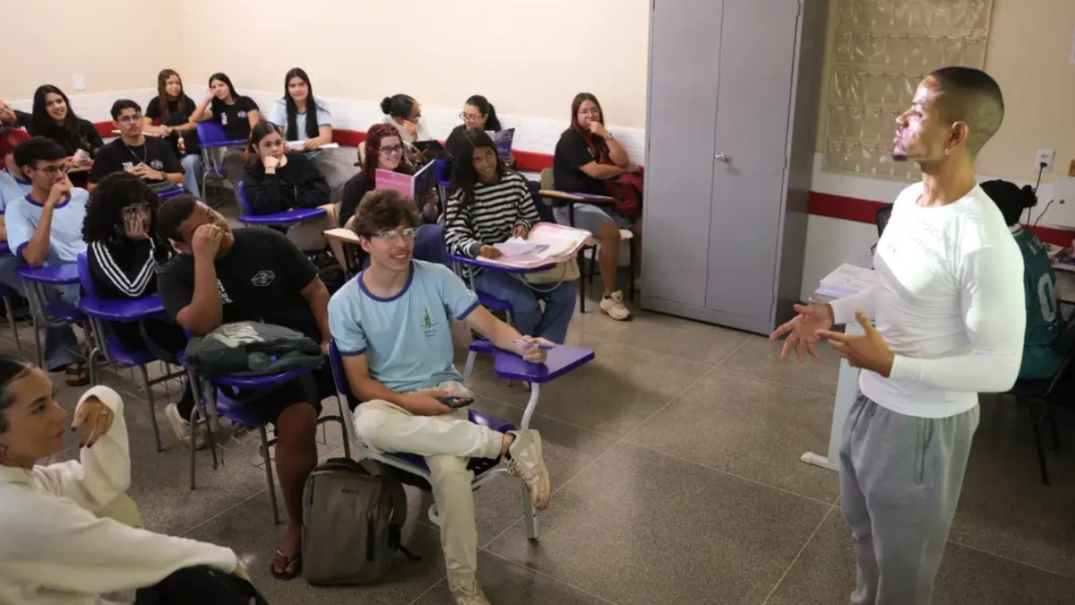Estudantes têm até 18 de outubro para optar entre inglês e espanhol; preenchimento do questionário é obrigatório para acessar o local da prova (Foto: Fabio Rodrigues-Pozzebom/Agência Brasil)