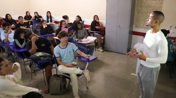 Enem 2026: inscritos automaticamente devem escolher língua estrangeira e preencher questionário socioeconômico