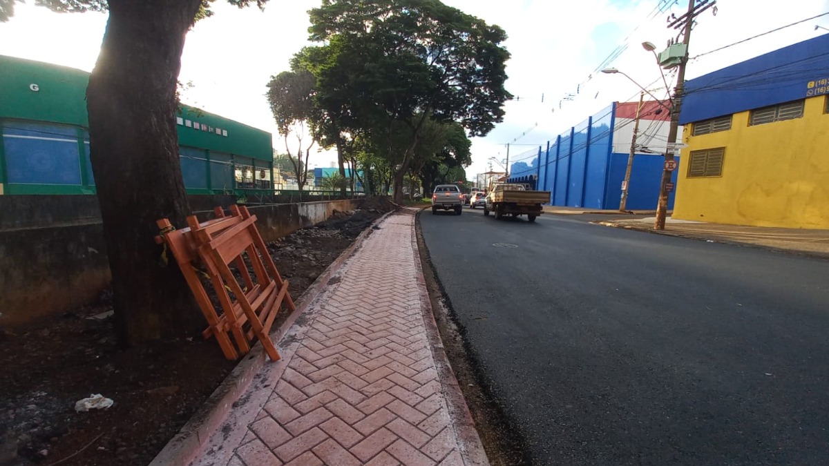 Avenida Francisco Junqueira tem irregularidades no asfalto resolvidas após serviço de recapeamento