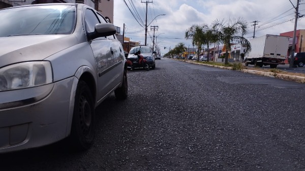 Carros estacionados na avenida Vaz Filho, em Araraquara - Foto: Guilherme Leal/CBN Araraquara - Foto: CBN Araraquara