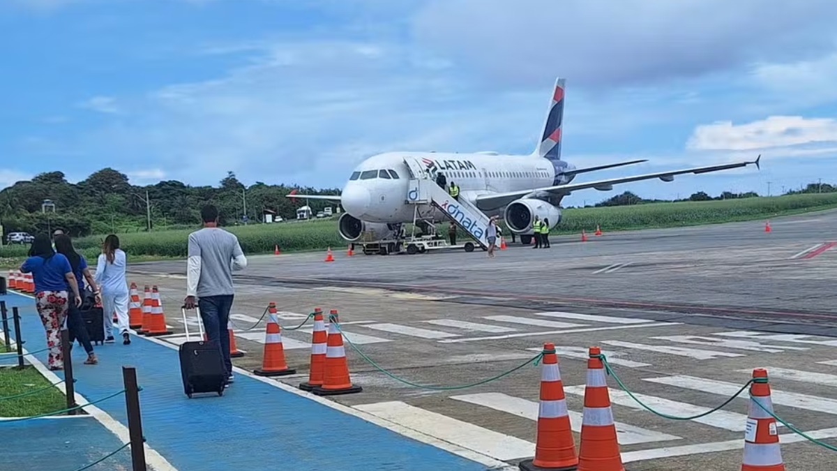 Avião da Latam faz resgate de passageiros em Fernando de Noronha após proibição de voos da Voepass