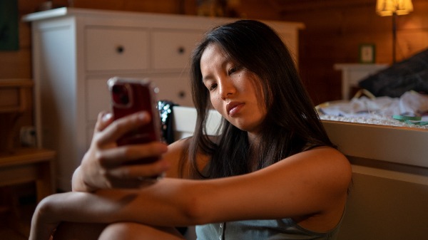 Estudo aponta que cerca de 90% das mulheres dizem que navegar por redes sociais afetam a autoestima