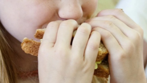 Barulho de mastigação pode ser insuportável para quem tem misofonia - Foto: Amanda Mills/CDC