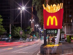 Relógios de rua viram batatas-fritas gigantes