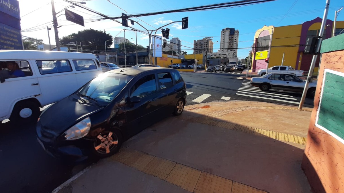 Acidente na avenida Meira Júnior dificulta o andamento do trânsito na região