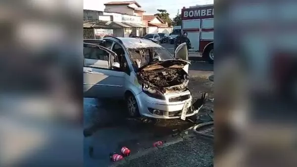 Batida entre carros causa princípio de incêndio em Campinas