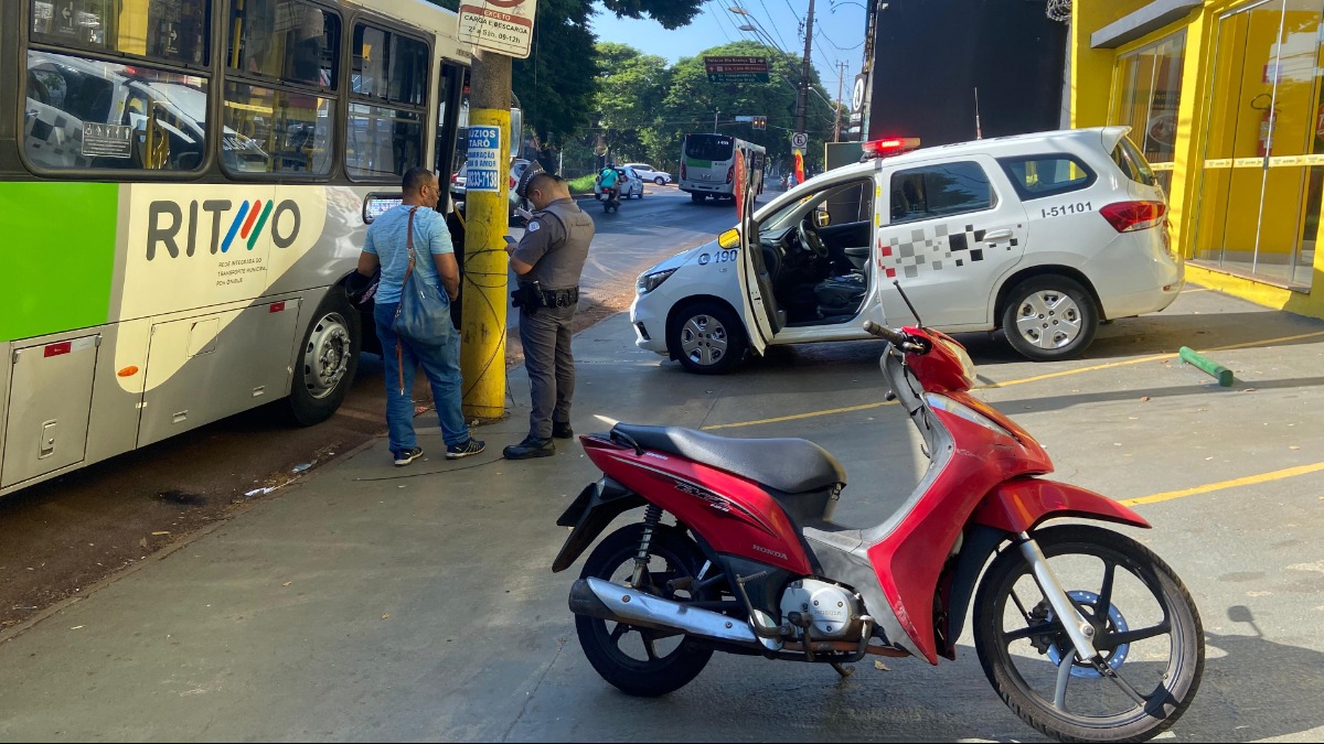 Batida entre ônibus e moto na avenida Francisco Junqueira dificulta o trânsito no local