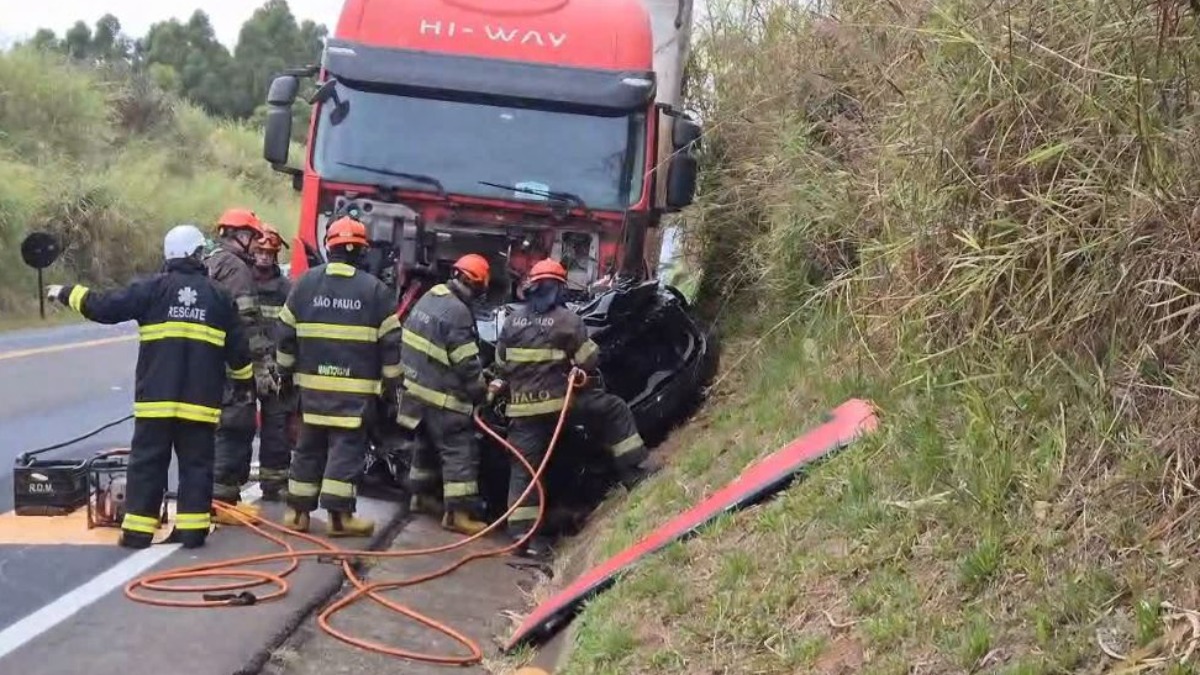 Batida frontal entre carro e carreta deixa ao menos dois mortos na rodovia Ronan Rocha em Itirapuã